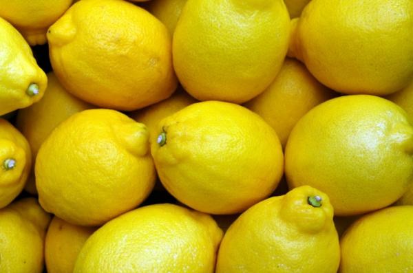 Skrivnostna limona: Poživljajoča moč eteričnega olja limone
