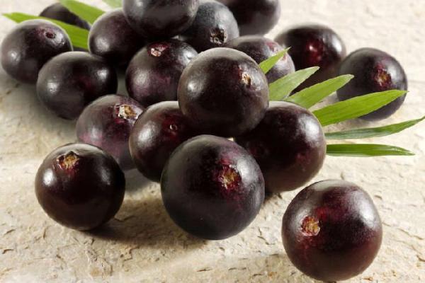 Acai (asaj) deviško olje
